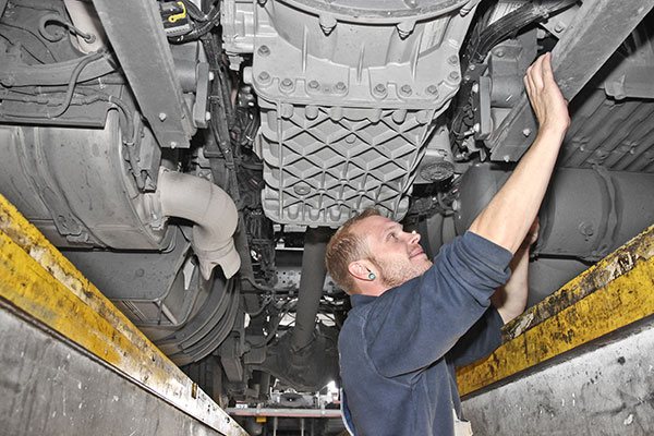 Techniker Hält Schmutzigen Luftfilter Für Auto, Wartung Und  Reparatur-Konzept Lizenzfreie Fotos, Bilder und Stock Fotografie. Image  81429159.