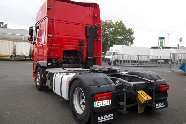 Umlackierung LKW VORHER Heckansicht