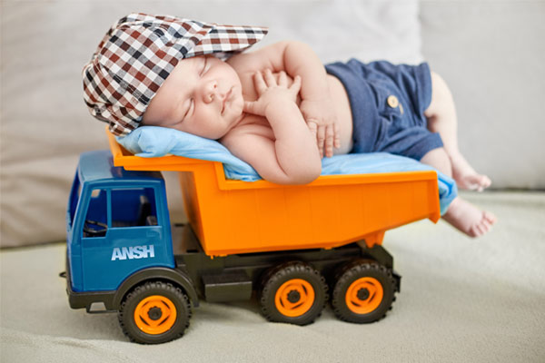 Baby mit Truck
