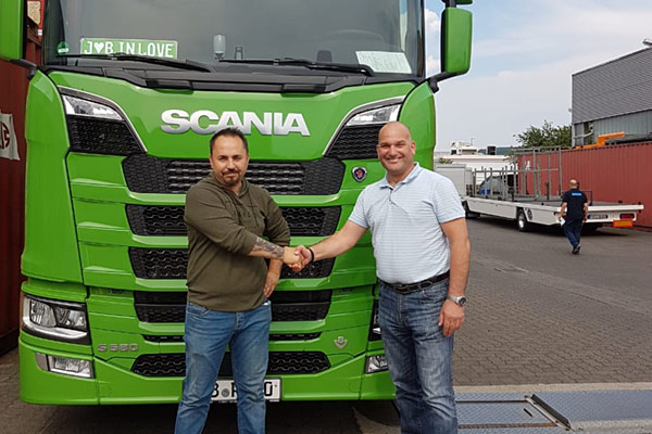 Oliver Pinné gratuliert Bülent Pamuk zum neuen Scania V8
