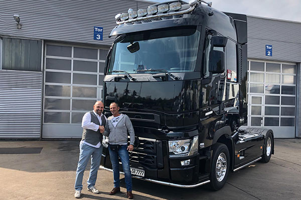 Jörg Sack und Stefan Ruppert vor dem neuen Renault T 520 high SleeperCab