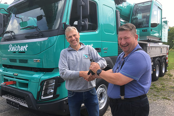 Ulrich Leinweber (Verkaufsberater Volvo Trucks) gratuliert der Firma Reichert zu den beiden neuen Volvos