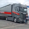 Neufahrzeug Scania S560 für Alexander Rung Transporte. Farzeugübergabe mit Oliver Pinné