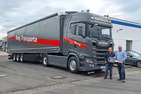 Neufahrzeug Scania S560 für Alexander Rung Transporte. Farzeugübergabe mit Oliver Pinné